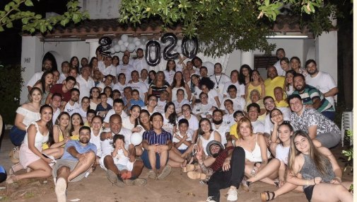 La familia Portillo reunida en la casona
