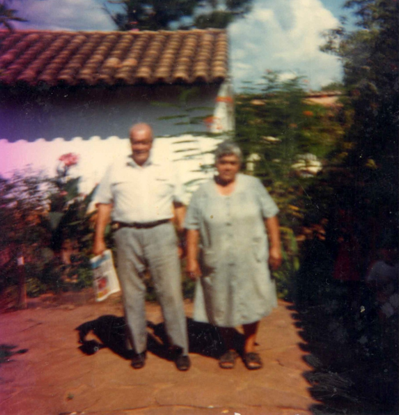 Juana y Diego frente a la casona familiar
